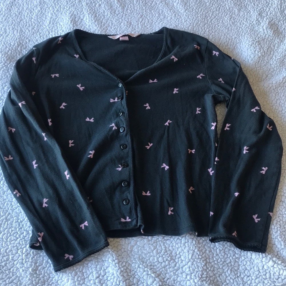 VS | Pink bows and black sweater